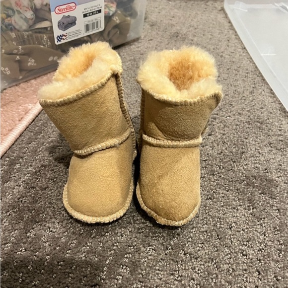 Ugg baby boots 0-6month - Picture 3 of 3